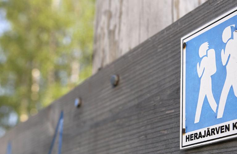 Vaellusreitin opastekilpi Kolin kansallispuistossa, korostaen Vaarojen Maratonin reittien selkeyttä ja ohjeistusta osallistujille.