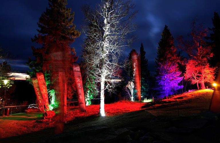 Vaarojen Maratonin iltajuhla värivaloin valaistussa Kolin luonnossa, luoden juhlavan ja tunnelmallisen päätöksen tapahtumapäivälle.