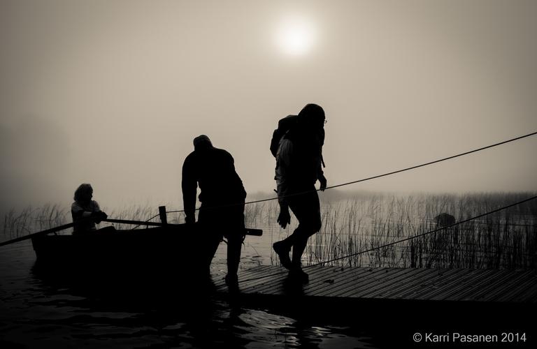 Vaarojen Maratonin osallistujat nousemassa veneestä sumuisessa aamussa, heijastaen tapahtuman luonnonläheistä ja seikkailullista tunnelmaa.